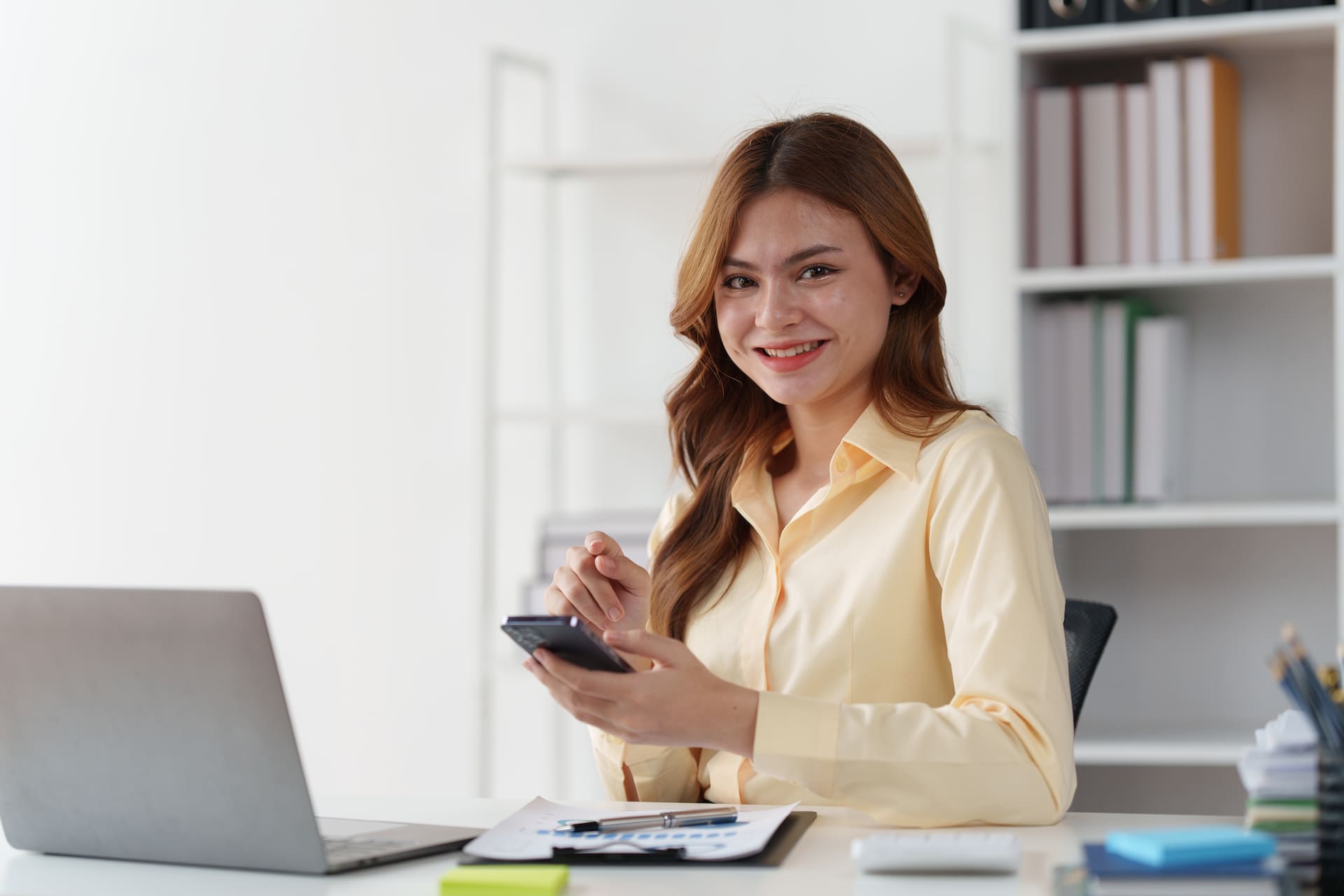 Donna a casa con pc e smartphone accede all'Inad al proprio domicilio digitale.