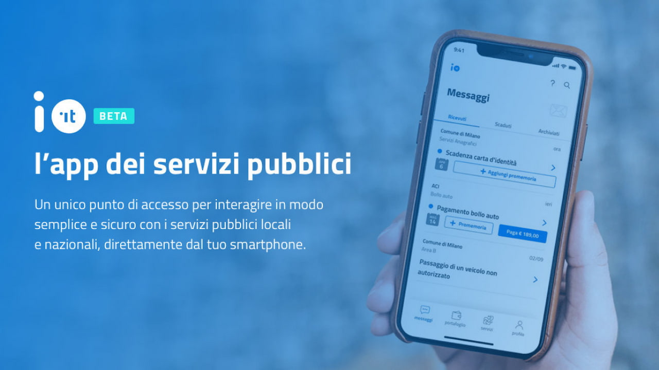 Immagine di uno smartphone e la scritta "IO, l'app dei servizi pubblici".