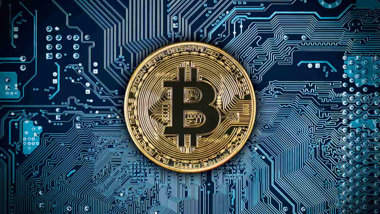 Simbolo bitcoin su un circuito elettrico.