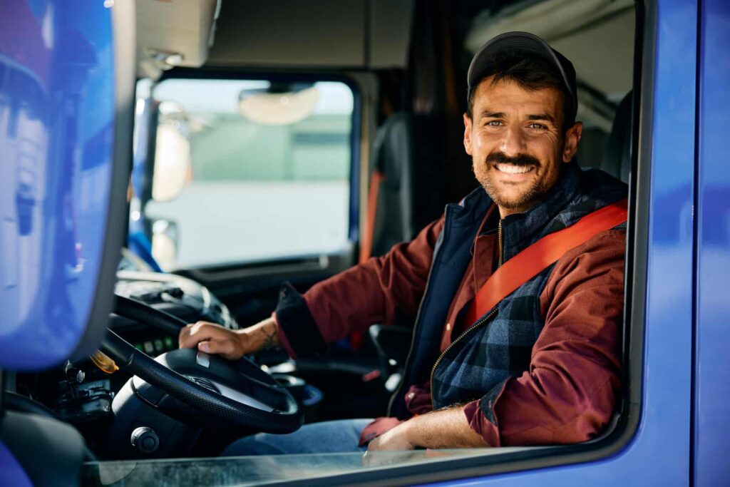 Autotrasportatore a bordo di un tir, dopo aver preso la patente grazie al bonus.