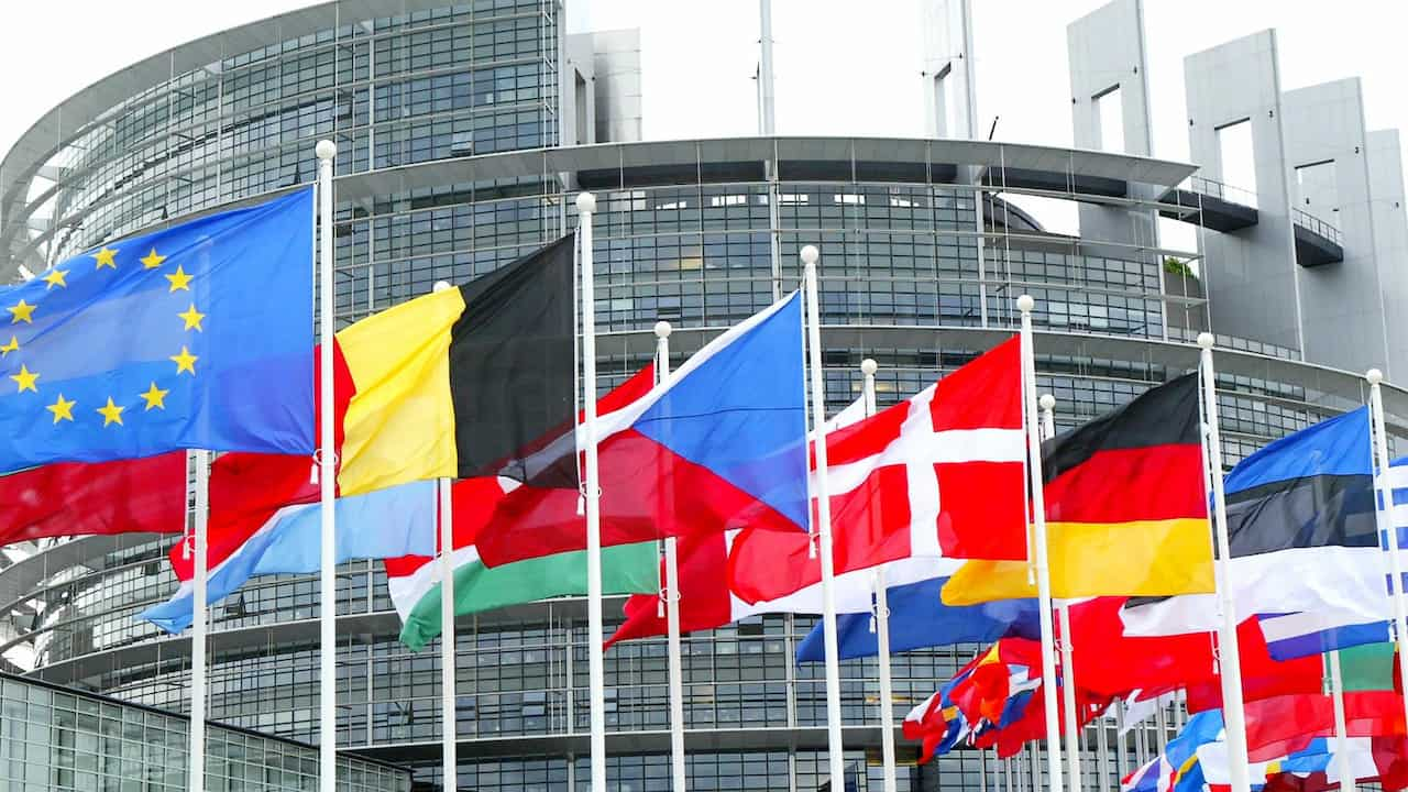 Sede Parlamento Europeo con bandiere Stati, dove si parla di crittografia senza backdoors.