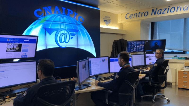 Tre agenti della polizia postale al pc nella sala operativa del Cnaipic lavorano al bilancio cybersecurity 2017