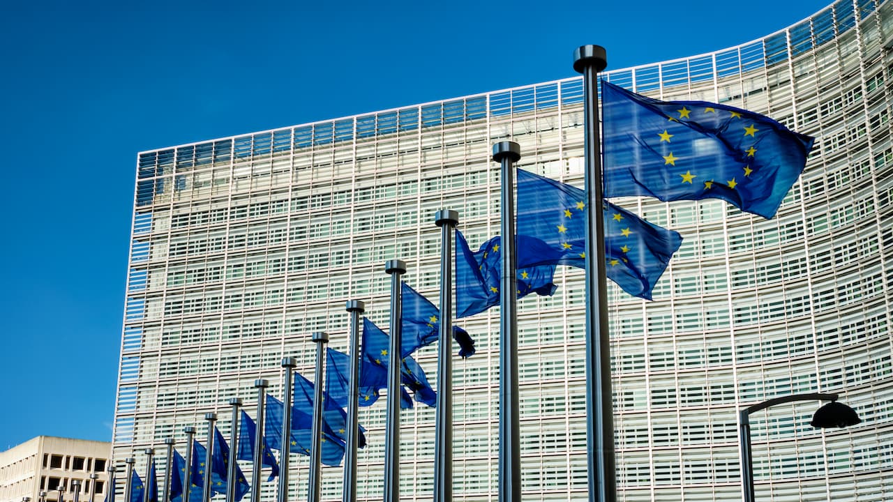 Nuovo regolamento eIDAS sulle firme elettroniche: bandiere dell'UE davanti alla sede della Commissione Europea