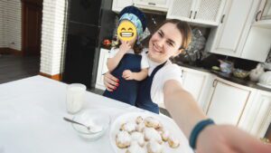 Mamma fa sharenting scattando un selfie con la figlia, ma copre il volto con un emoticon.