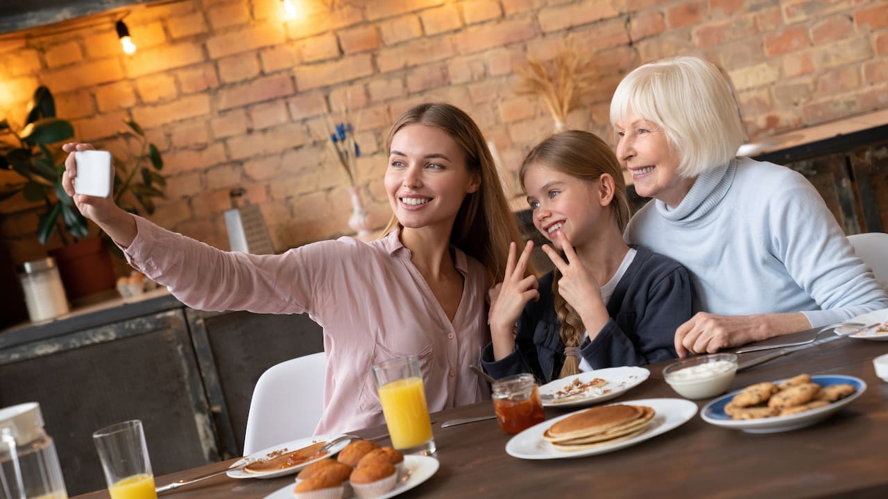 Sharenting di una mamma che fa un selfie con figlia e nonna.